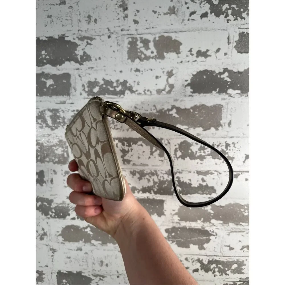 Coach | wristlet as is cream